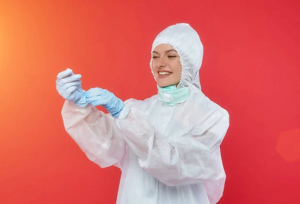 Kimyasal giysili kadın doktor. Elleriyle fotokopi makinesine doğru bir jest yapıyor. Reklam konsepti