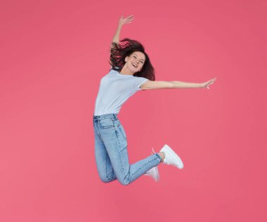 Güzel kız çeşitli duygular gösterir. Yetenekli olmak, ruhsal durumu ve ruh halini temsil eder. Metin için boş alanı olan reklam kavramı