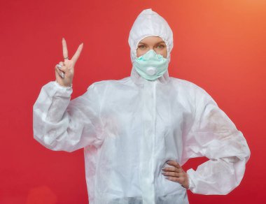Kimyasal giysili kadın doktor. Elleriyle fotokopi makinesine doğru bir jest yapıyor. Reklam konsepti