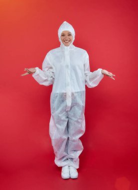 Kimyasal giysili kadın doktor. Tıp konsepti. kırmızı arkaplan