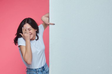 Güzel bir kız mesaj için boş bir alana el kol hareketi yapar. Ürününüzün sunumu. Reklamcılık konsepti