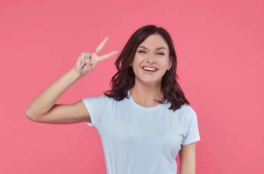 Güzel kız çeşitli duygular gösterir. Yetenekli olmak, ruhsal durumu ve ruh halini temsil eder. Metin için boş alanı olan reklam kavramı