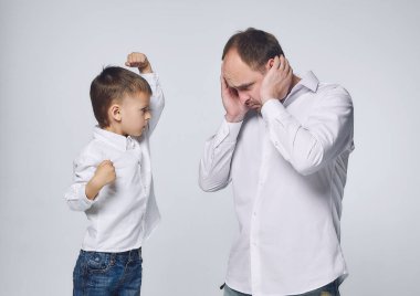 Küçük oğul babaya hükmediyor. Babalık, ilişki psikolojisi. Stüdyo, White geri döndü.