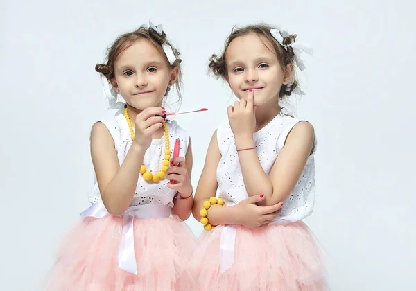 Deux Petites Filles Jouent Avec Maquillage Leur Mère Ils Posent — Photo