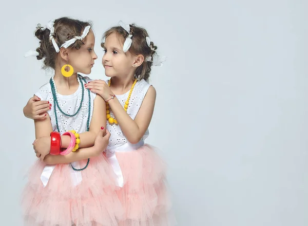 Deux Petites Filles Jouent Avec Maquillage Leur Mère Ils Posent — Photo