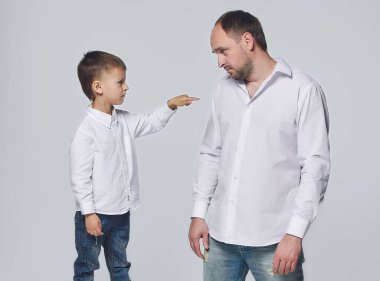 Küçük oğul babaya hükmediyor. Babalık, ilişki psikolojisi. Stüdyo, White geri döndü.