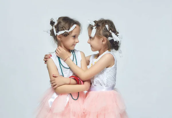 Deux Petites Filles Jouent Avec Maquillage Leur Mère Ils Posent — Photo