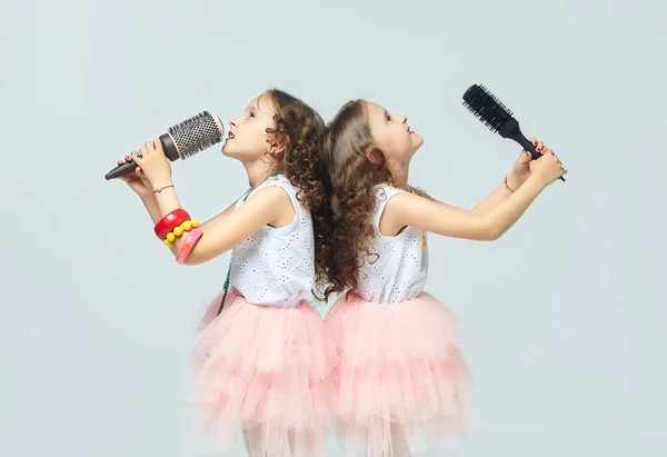 Deux Petites Filles Peignent Les Cheveux Sœurs Jumelles Chantant Dans — Photo