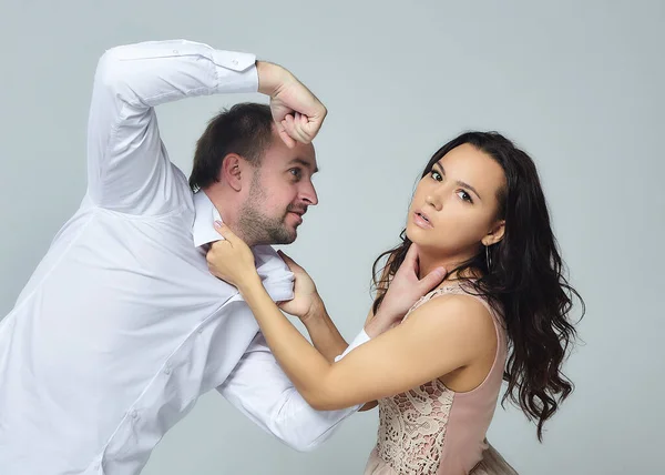 那个男人挥动他的拳头对着那个女人 家庭暴力 关系心理学 — 图库照片