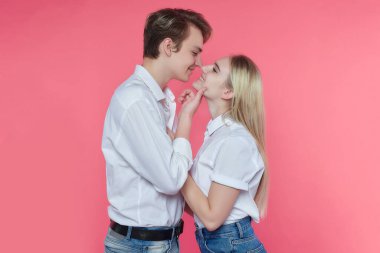 Stüdyodaki kız ve erkek. Duyguların ve aşkın ifadesi. Pembe sırt