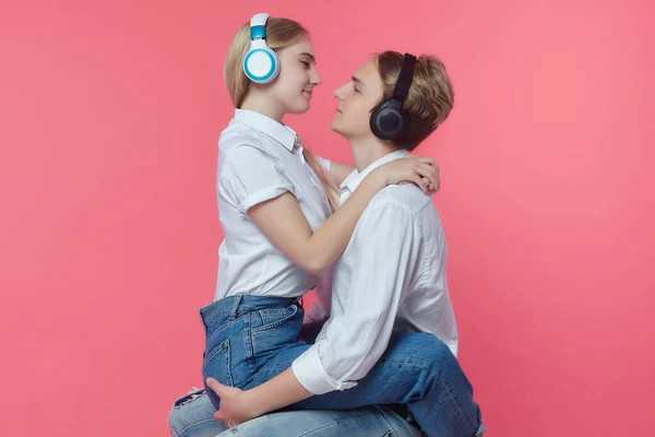 Een Man Een Meisje Met Een Koptelefoon Luister Naar Muziek — Stockfoto