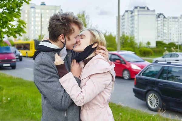 Pasi Lány Csókolózás Kifejezi Vágyát Hogy Levegye Maszkot Szabad Legyen — Stock Fotó