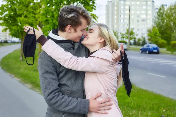 Kille Och Tjej Kyssas Uttrycker Önskan Att Bort Masken Och — Stockfoto