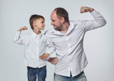Baba ve oğul pazılarının gücünü gösteriyor. Babalık, ilişki psikolojisi. Stüdyo, White geri döndü.