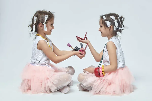 Deux Petites Filles Jouent Avec Maquillage Leur Mère Ils Posent — Photo