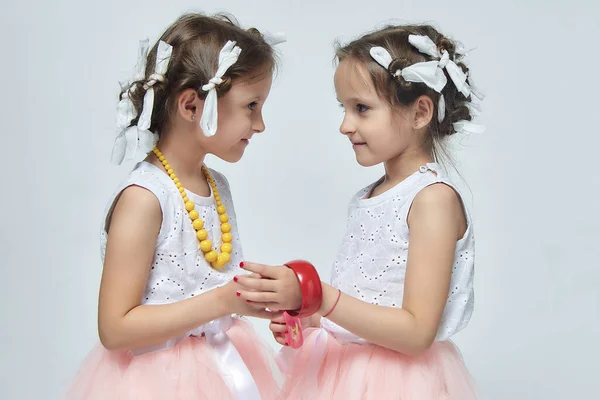 Deux Petites Filles Jouent Avec Maquillage Leur Mère Ils Posent — Photo