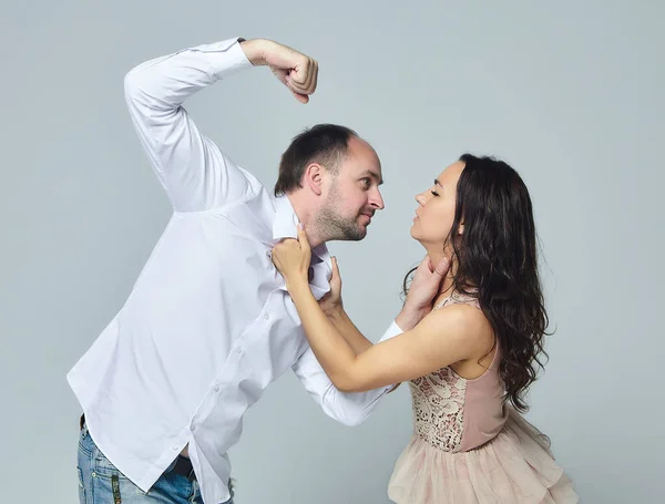 Schwingt Der Mann Die Faust Auf Die Frau Häusliche Gewalt — Stockfoto