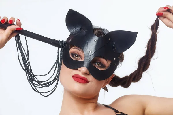 Kedi maskeli güzel bir kız. Kameranın önünde neşeyle poz vermek..