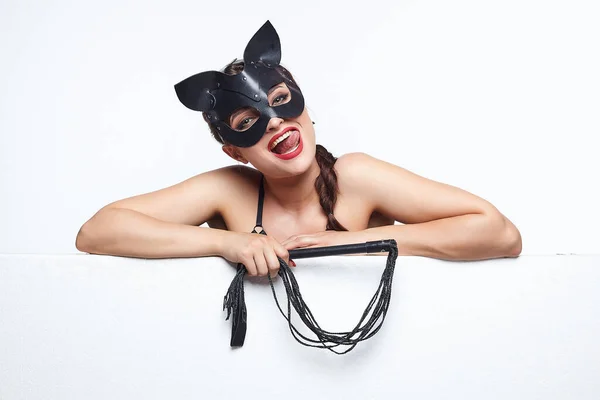 Kedi maskeli güzel bir kız. metin için boş alanı gösterir. beyaz arkaplan.