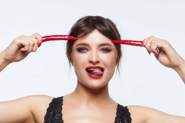 Hermosa Chica Posando Con Chiles Rojos Estudio Fondo Blanco —  Fotos de Stock