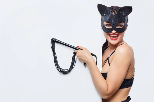 Kedi maskeli güzel bir kız. metin için boş alanı gösterir. beyaz arkaplan.