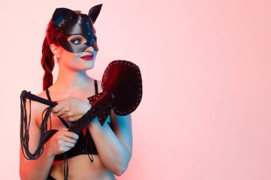 Kedi maskeli güzel bir kız. Kameranın önünde neşeyle poz vermek..