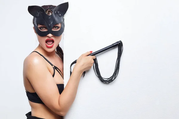 Kedi maskeli güzel bir kız. metin için boş alanı gösterir. beyaz arkaplan.