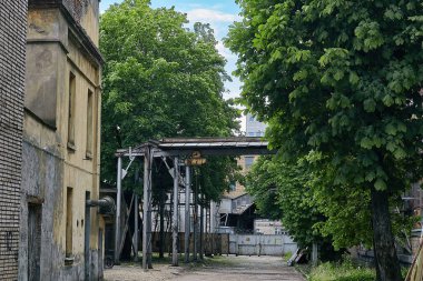 Eski, eski bir fabrika. Bölge içeriden cepheye ve çitlere kadar.