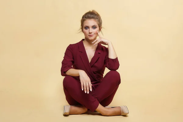 Kameranın önünde poz veren güzel bir kız. Stüdyo fotoğraf çekimi.