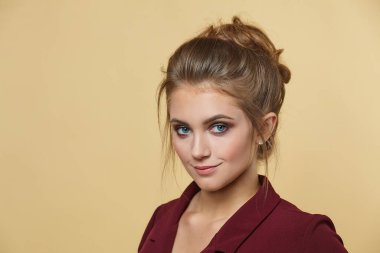 Kameranın önünde poz veren güzel bir kız. Stüdyo fotoğraf çekimi.