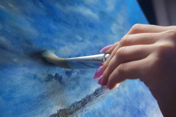 Mão Uma Artista Feminina Segura Pincel Desenha Uma Imagem Perto — Fotografia de Stock
