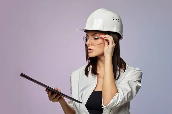 Menina Construção Capacete Branco Segurando Uma Pasta Conceito Uma Mulher — Fotografia de Stock