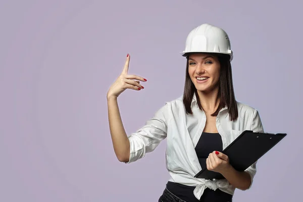 戴着白色头盔的建筑女孩 拿着一个文件夹 理解建筑 维修和现代化的女商人的概念 — 图库照片