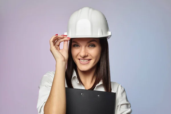 Menina Construção Capacete Branco Segurando Uma Pasta Conceito Uma Mulher — Fotografia de Stock