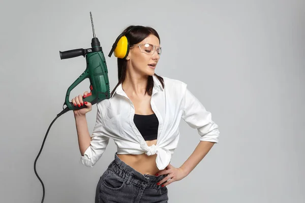Sexy Stavitelka Drží Vrtačku Koncept Reklamy Ženy Domácnosti Pracovní Nástroje — Stock fotografie