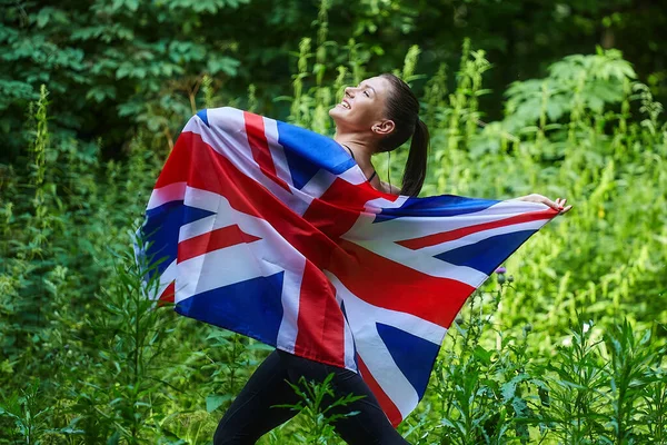 Приваблива Дівчина Тримає Прапор Великобританії Лісовому Парку — стокове фото