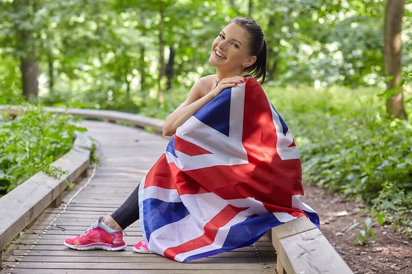 Приваблива Дівчина Тримає Прапор Великобританії Лісовому Парку — стокове фото