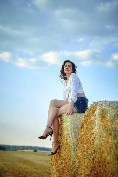 Aantrekkelijk Meisje Wit Shirt Korte Broek Poseren Zomer Het Veld — Stockfoto