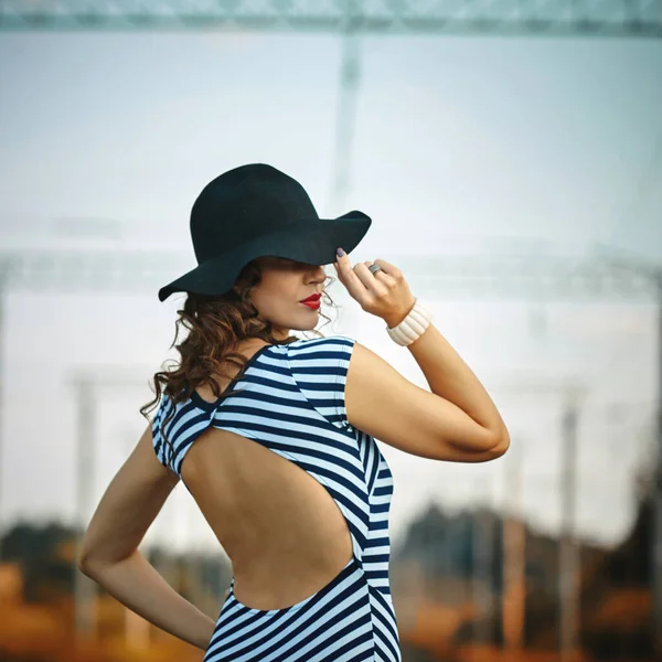 Chica Atractiva Vestido Rayas Sombrero Está Caminando Ferrocarril — Foto de Stock