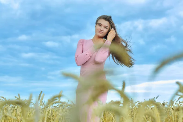 Attraktives Mädchen Einem Weizenfeld Gegen Den Abendhimmel — Stockfoto