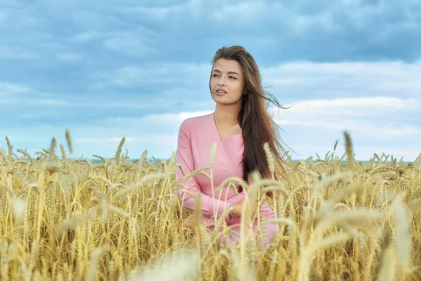 Gadis Yang Menarik Dalam Ladang Gandum Melawan Langit Malam — Stok Foto