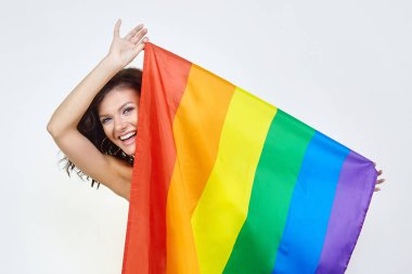 LGBT bayrağıyla poz veren çekici bir esmer.