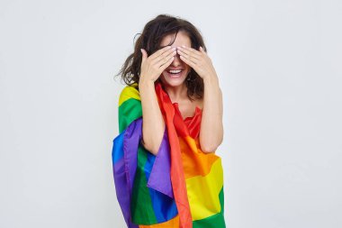 LGBT bayrağıyla poz veren çekici bir esmer.