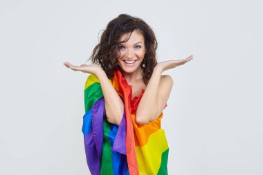 LGBT bayrağıyla poz veren çekici bir esmer.