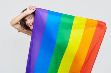LGBT bayrağıyla poz veren çekici bir esmer.