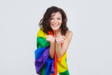 LGBT bayrağıyla poz veren çekici bir esmer.