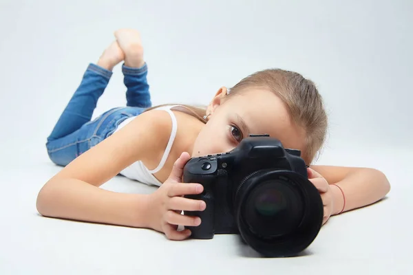 Uma Menina Jaz Estúdio Com Uma Câmera — Fotografia de Stock