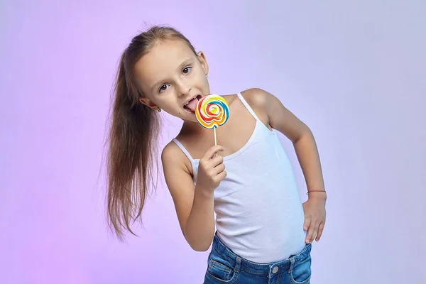 Ein Kleines Mädchen Hält Ein Großes Bonbon Ihren Händen — Stockfoto