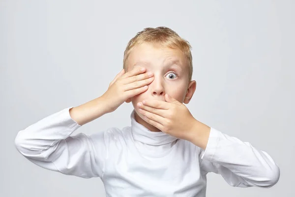 Giovane Ragazzo Biondo Copre Bocca Occhio Con Mano Mentre Guarda — Foto Stock