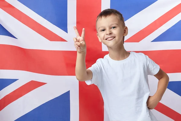 Милий Хлопчик Згорнув Пальці Вигляді Тлі Британського Прапора — стокове фото